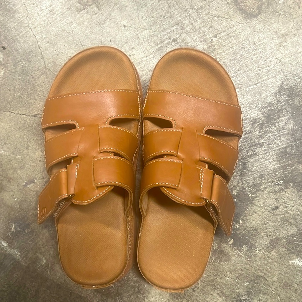 UGGS Brown Leather Slide Sandals. Very gently used. Size 6.